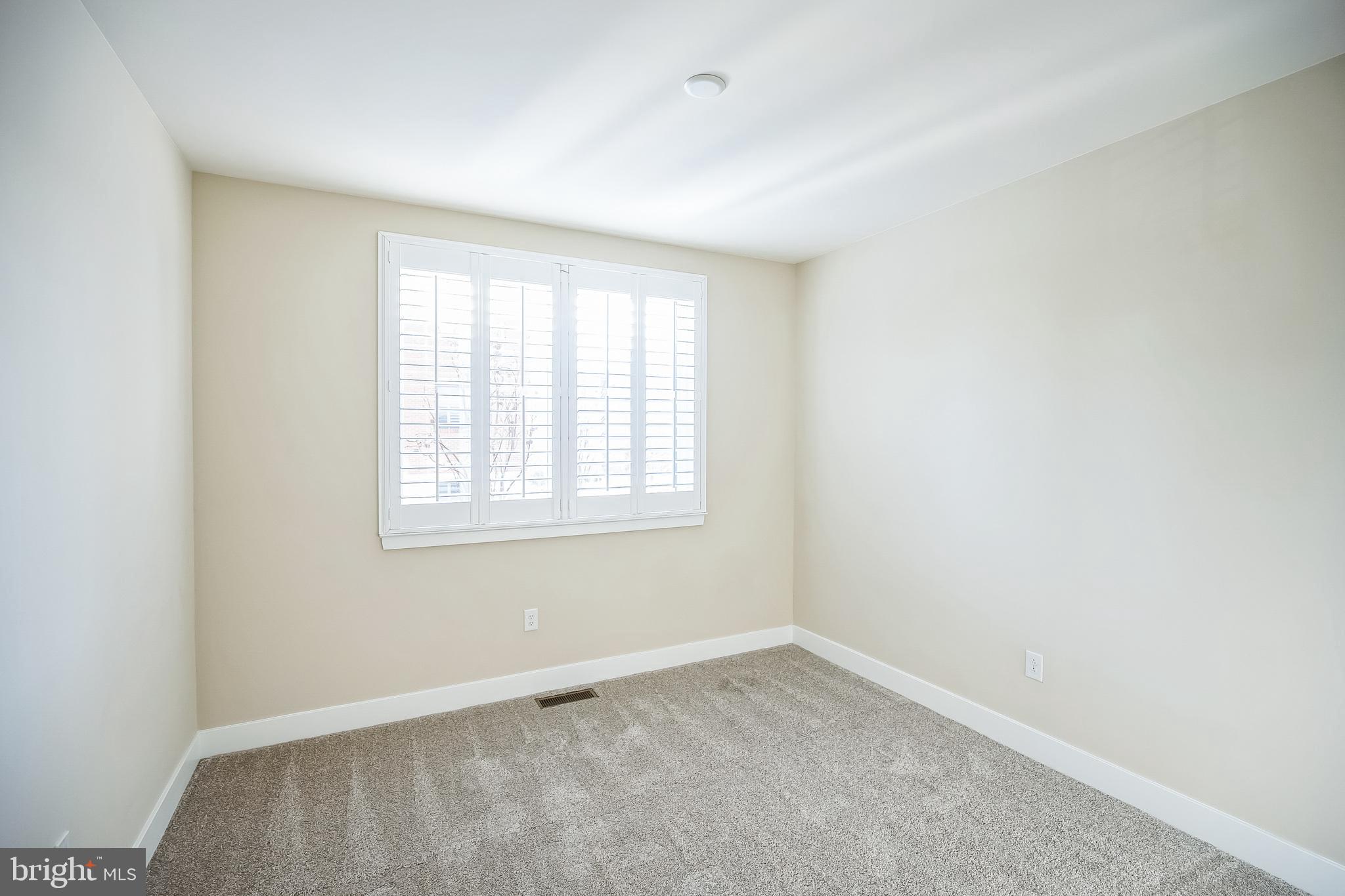 917 LAKEVIEW COURT 36 LOWER