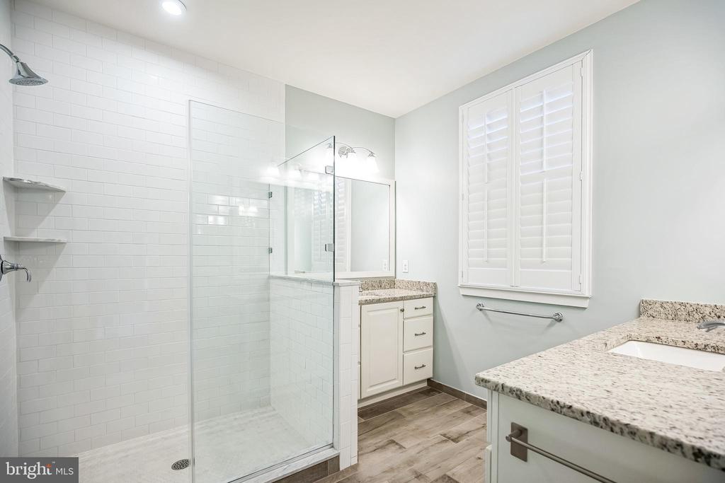 917 LAKEVIEW COURT 36 LOWER