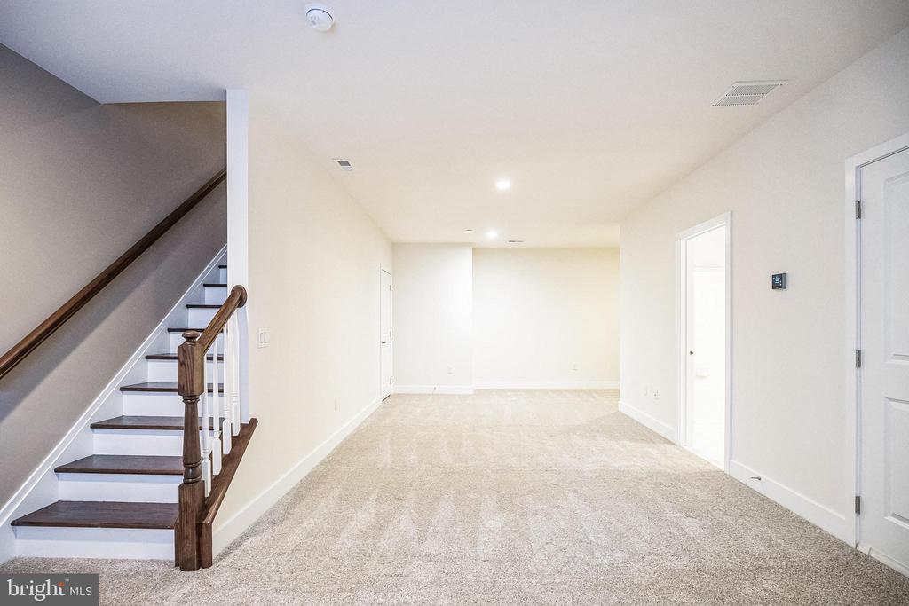 917 LAKEVIEW COURT 36 LOWER