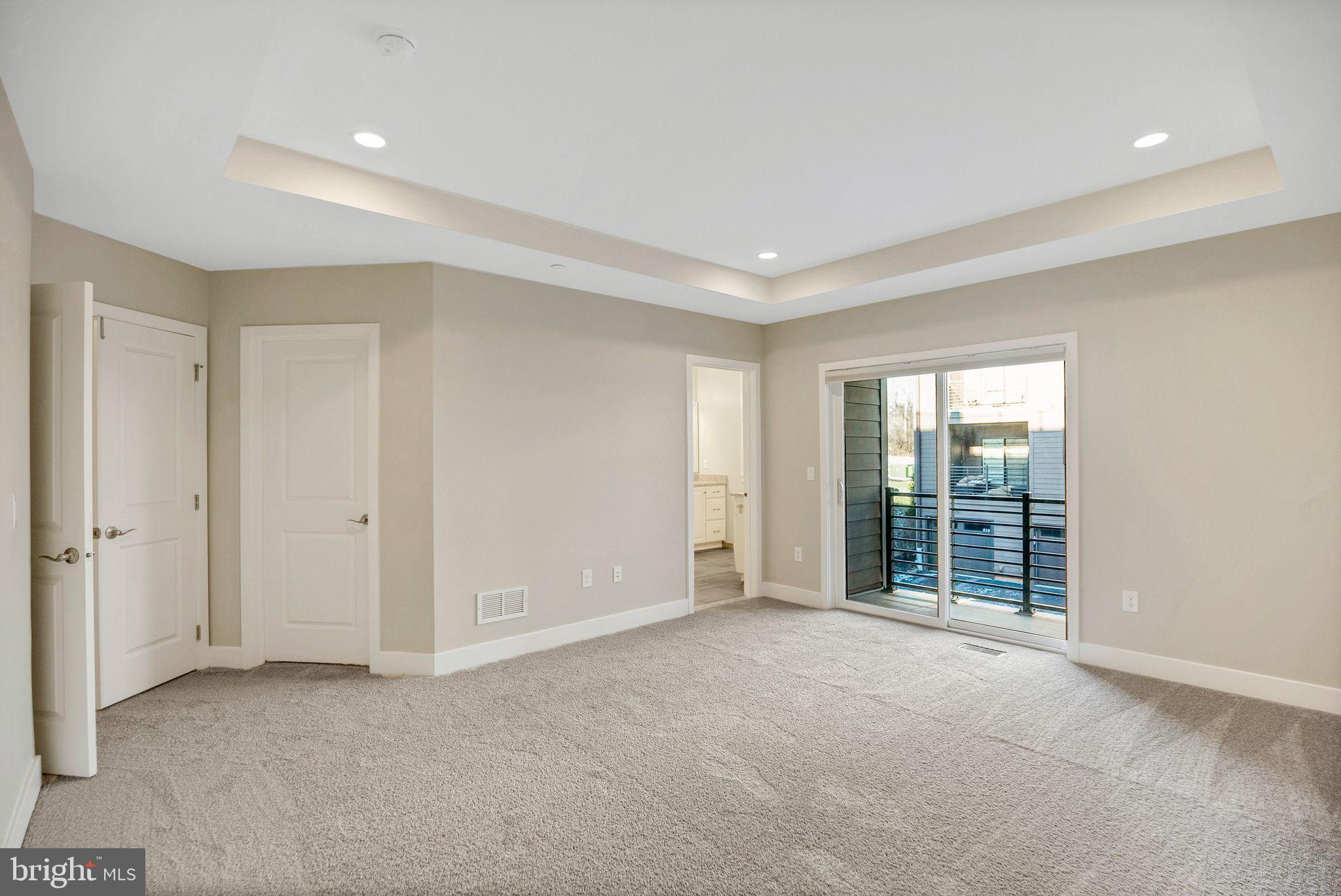 917 LAKEVIEW COURT 36 LOWER