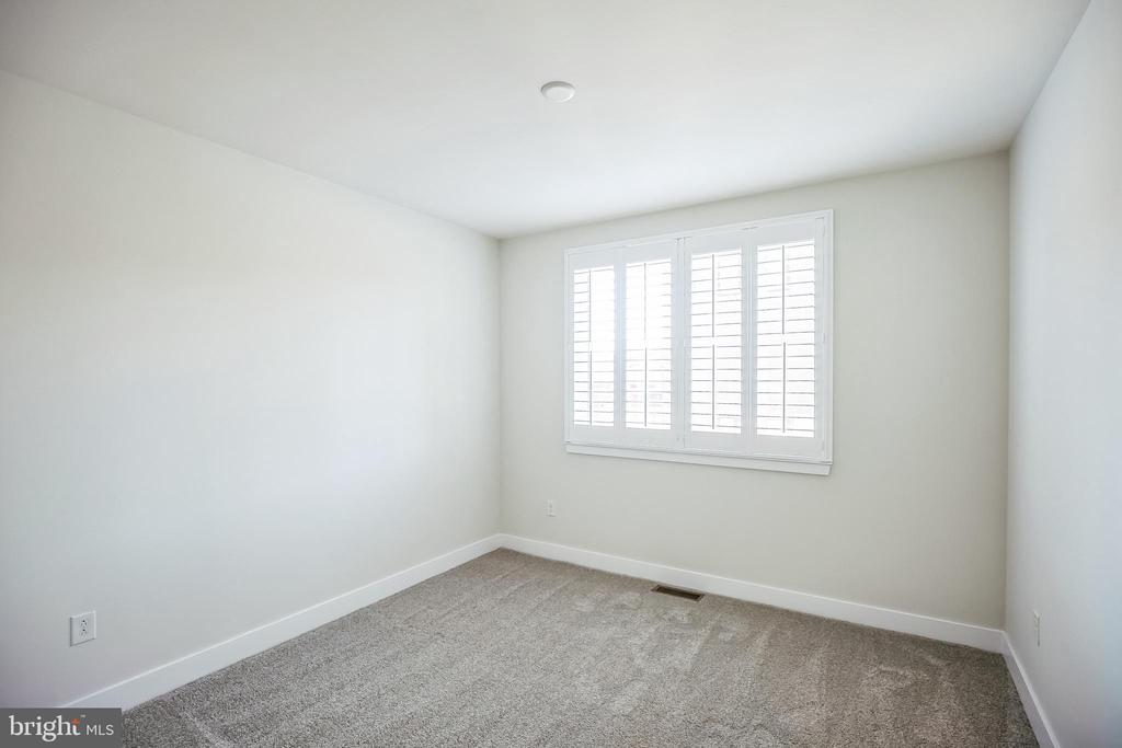 917 LAKEVIEW COURT 36 LOWER