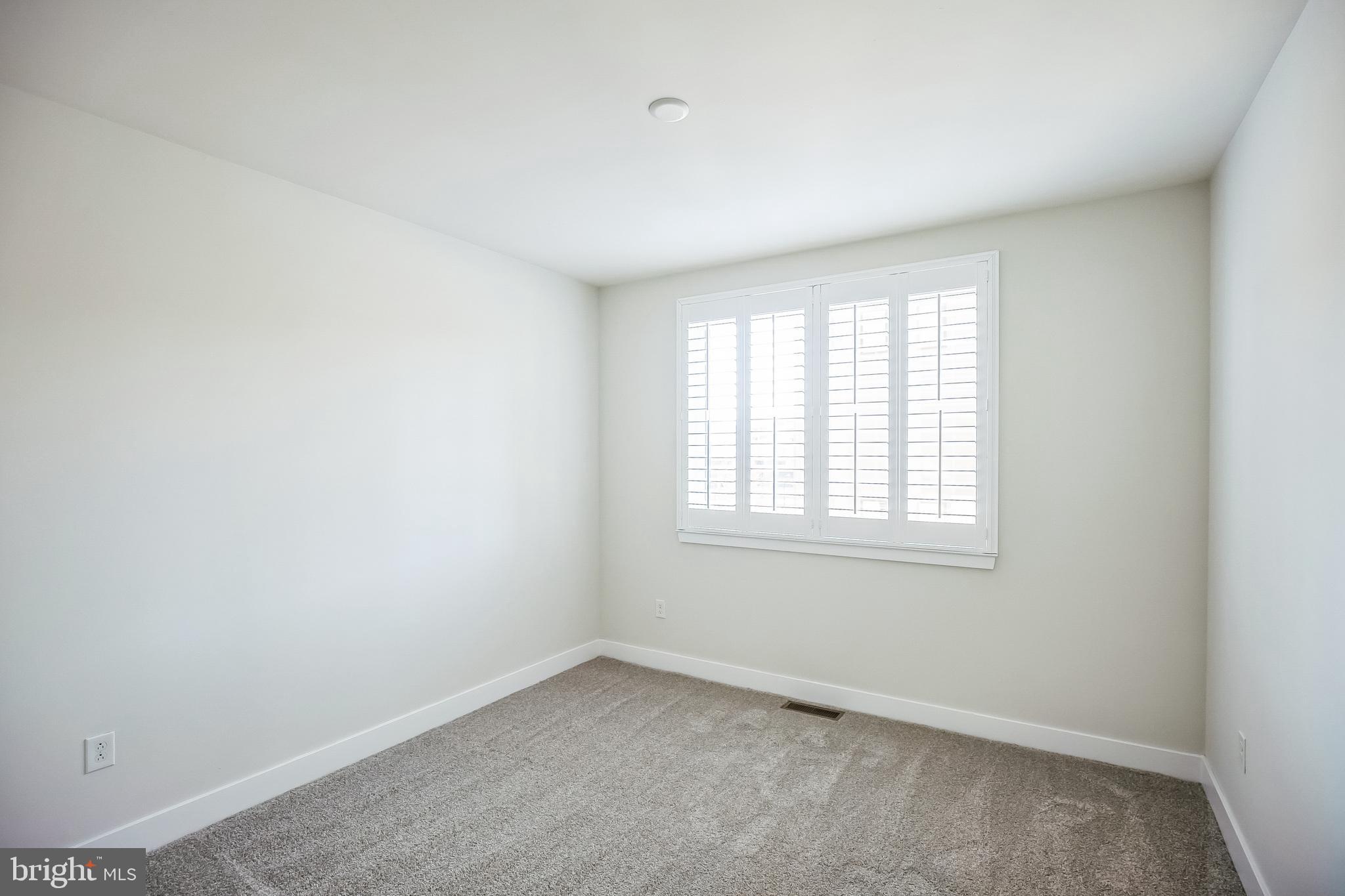 917 LAKEVIEW COURT 36 LOWER