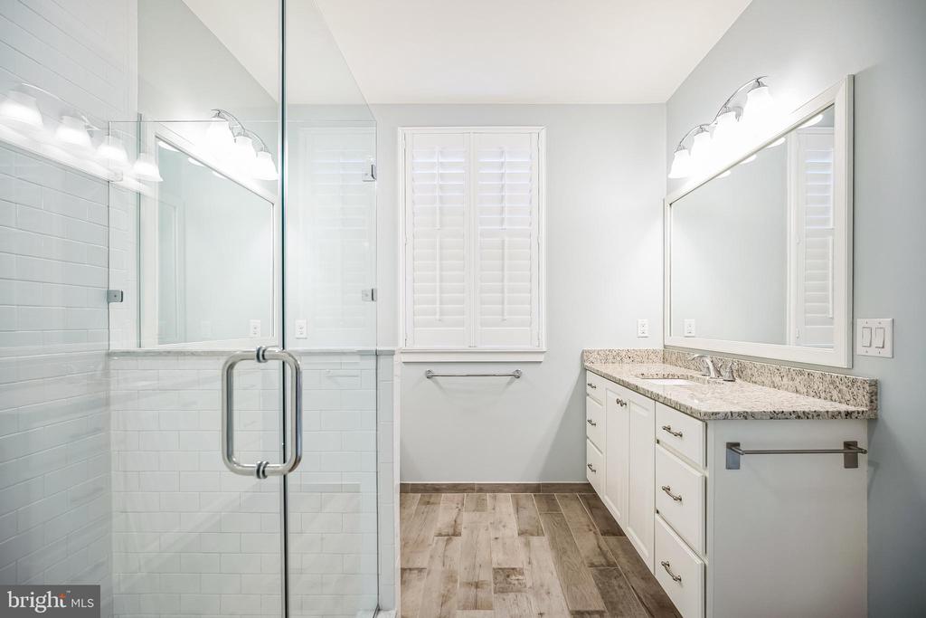 917 LAKEVIEW COURT 36 LOWER