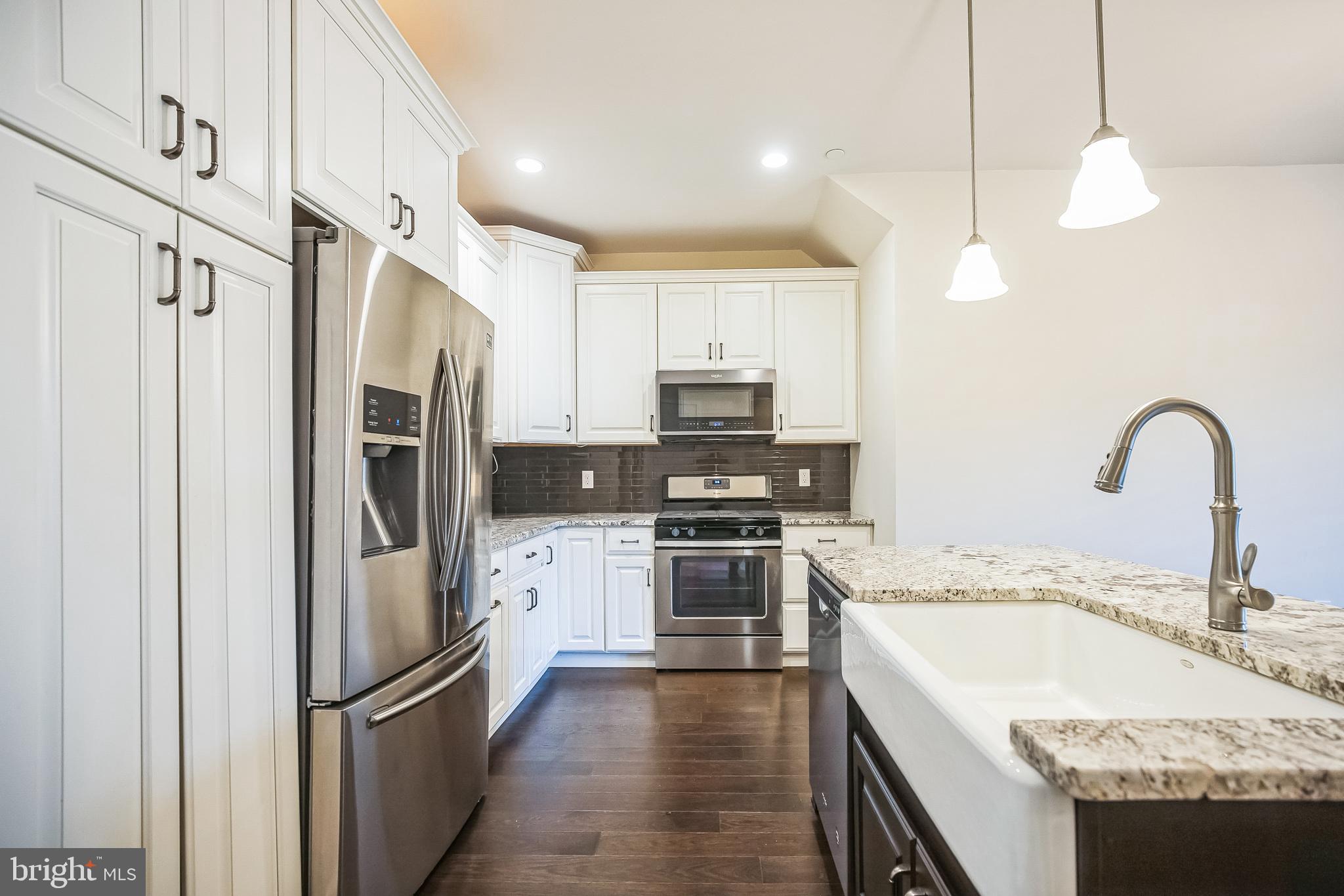 917 LAKEVIEW COURT 36 LOWER