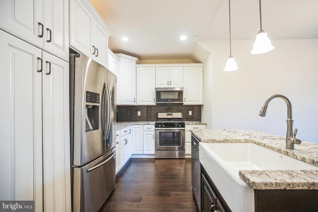 917 LAKEVIEW COURT 36 LOWER
