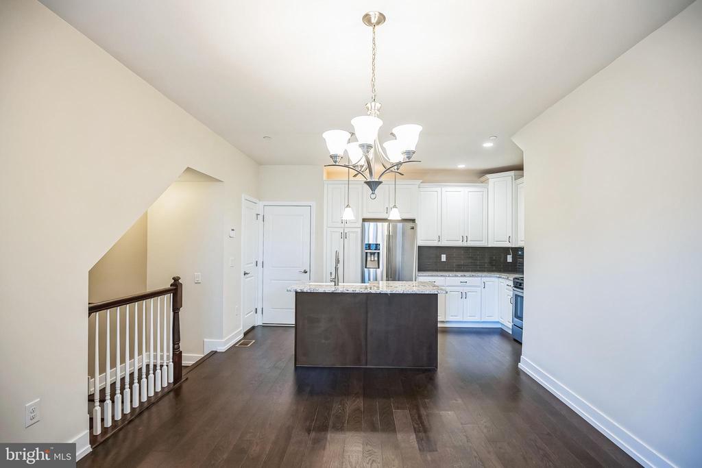 917 LAKEVIEW COURT 36 LOWER