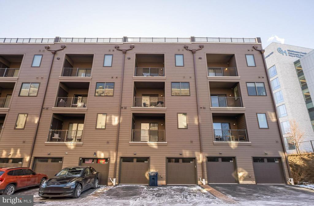 917 LAKEVIEW COURT 36 LOWER
