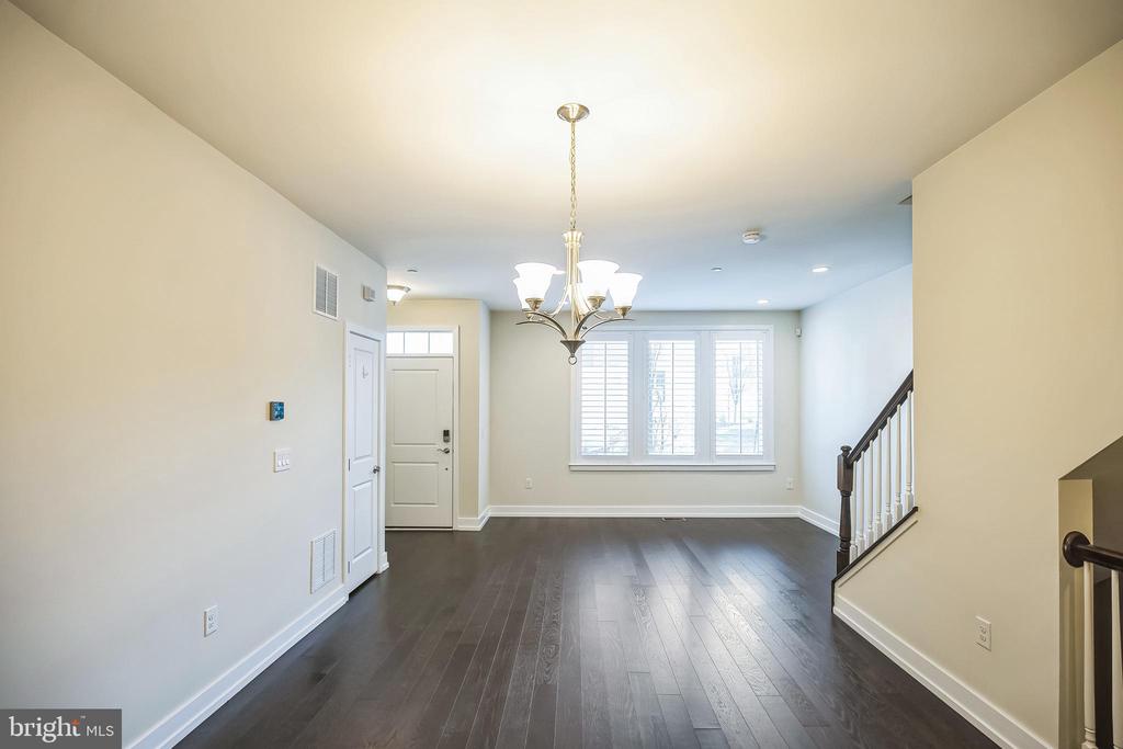 917 LAKEVIEW COURT 36 LOWER