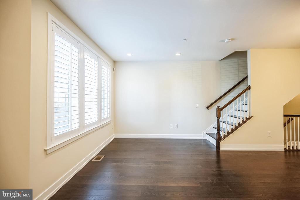 917 LAKEVIEW COURT 36 LOWER