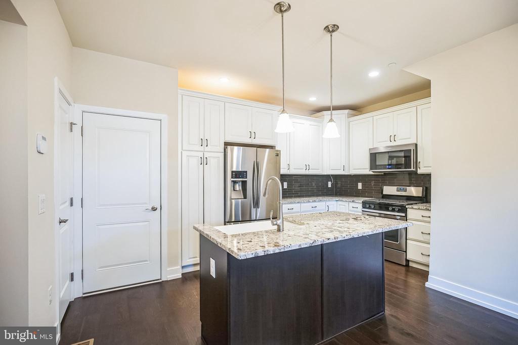 917 LAKEVIEW COURT 36 LOWER