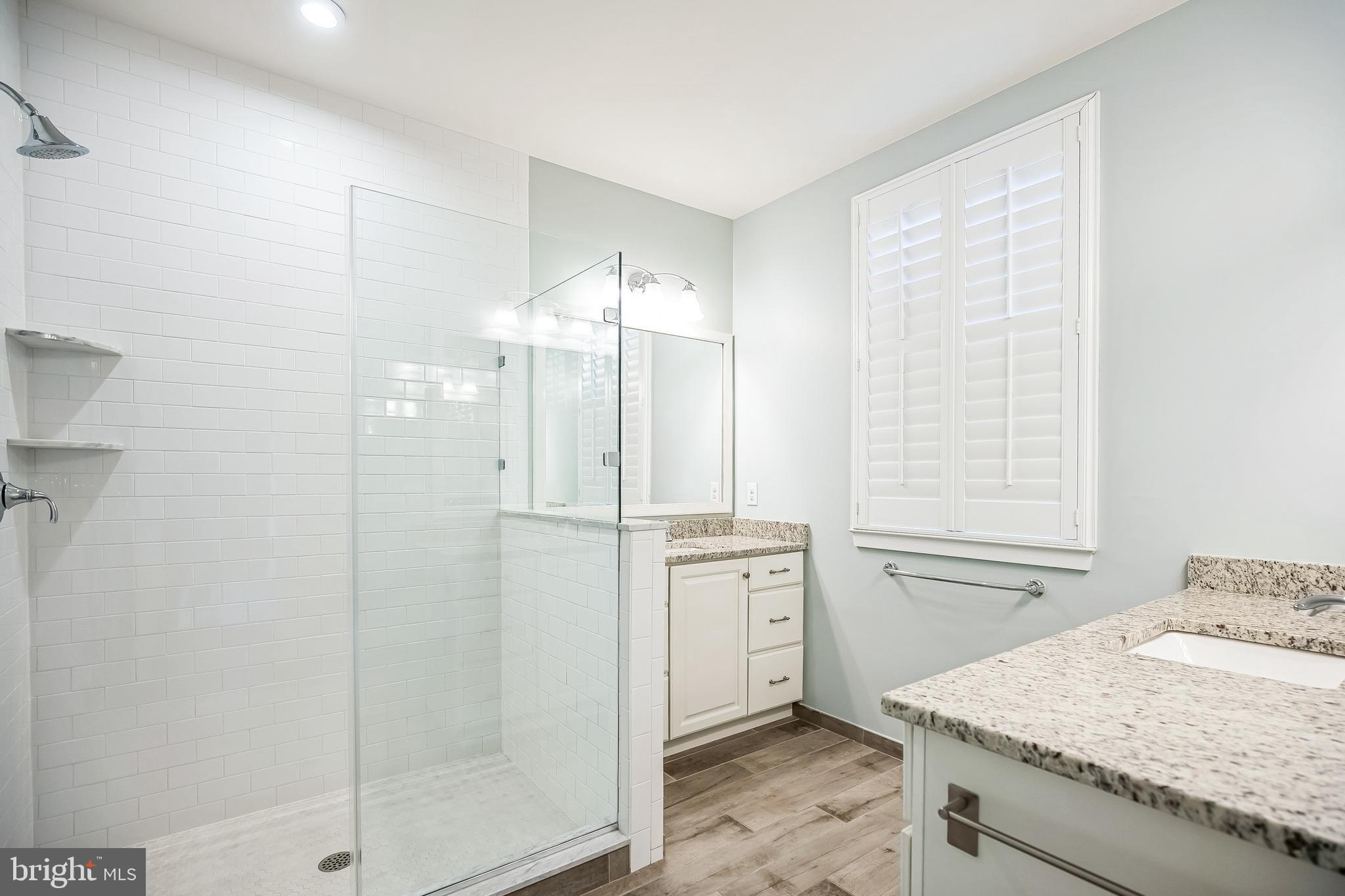 917 LAKEVIEW COURT 36 LOWER