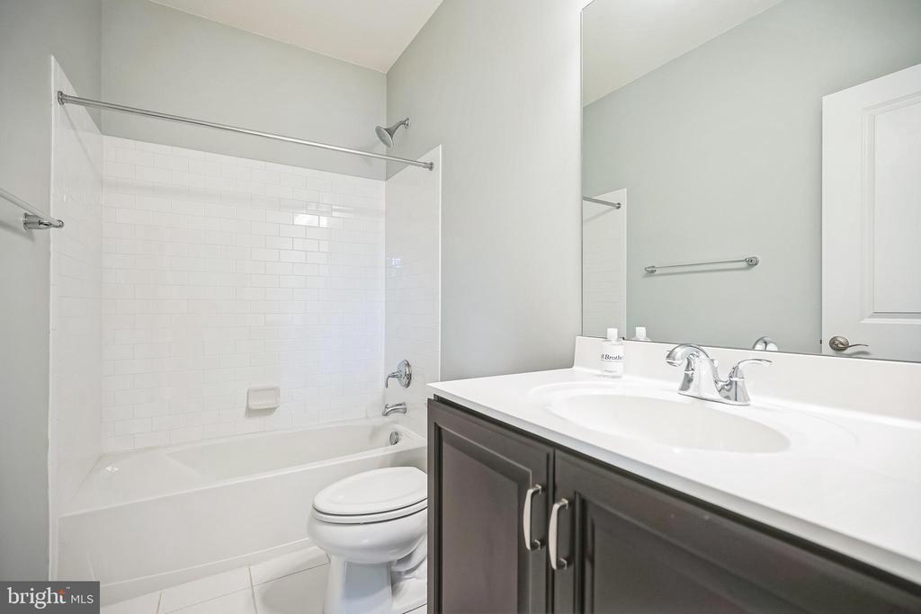 917 LAKEVIEW COURT 36 LOWER