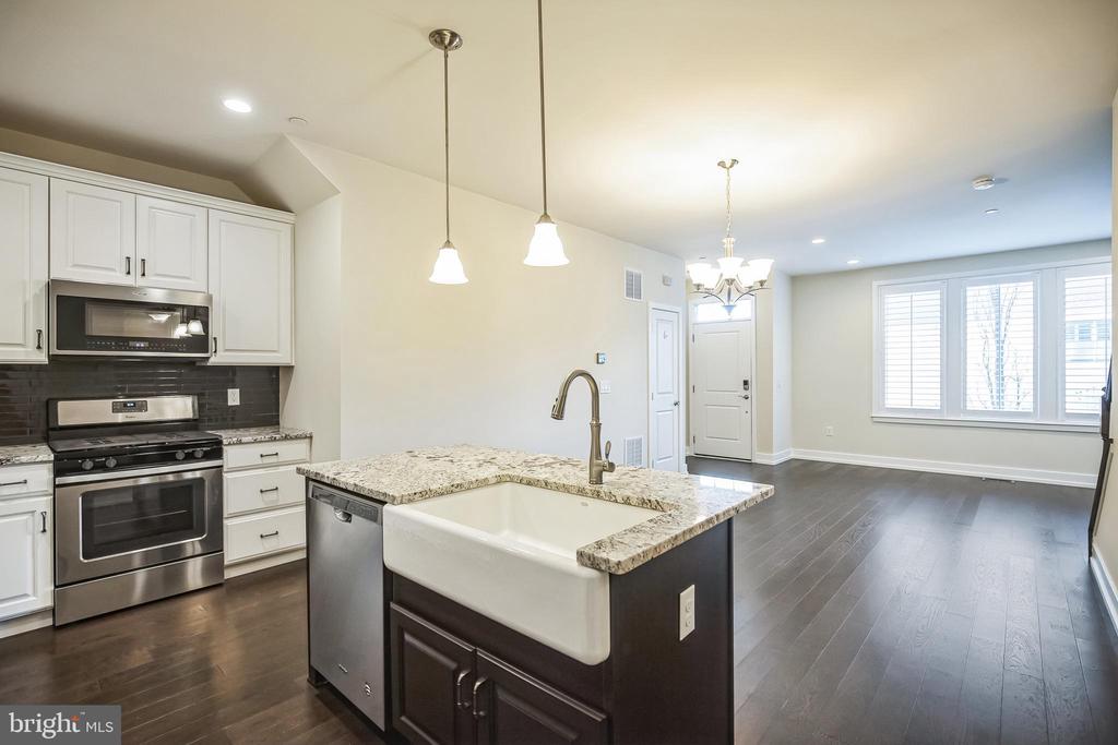 917 LAKEVIEW COURT 36 LOWER