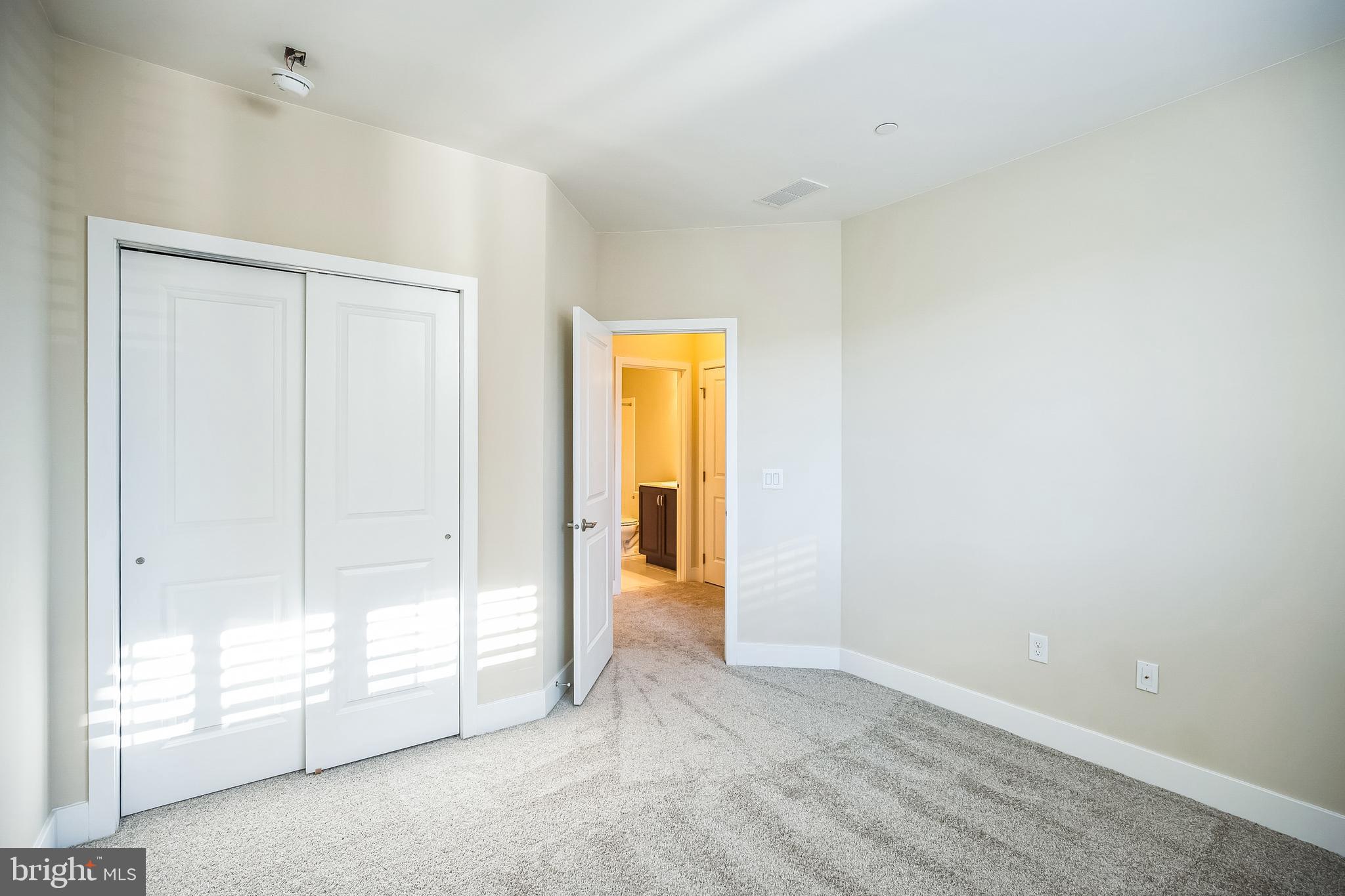 917 LAKEVIEW COURT 36 LOWER