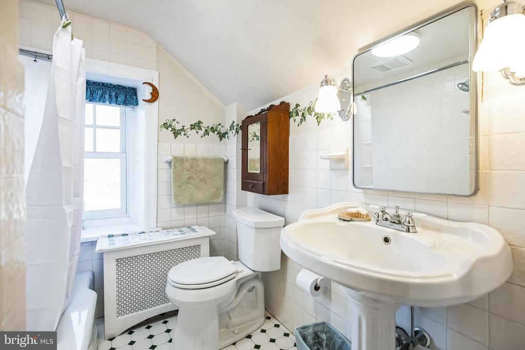 211 W WAVERLY ROAD