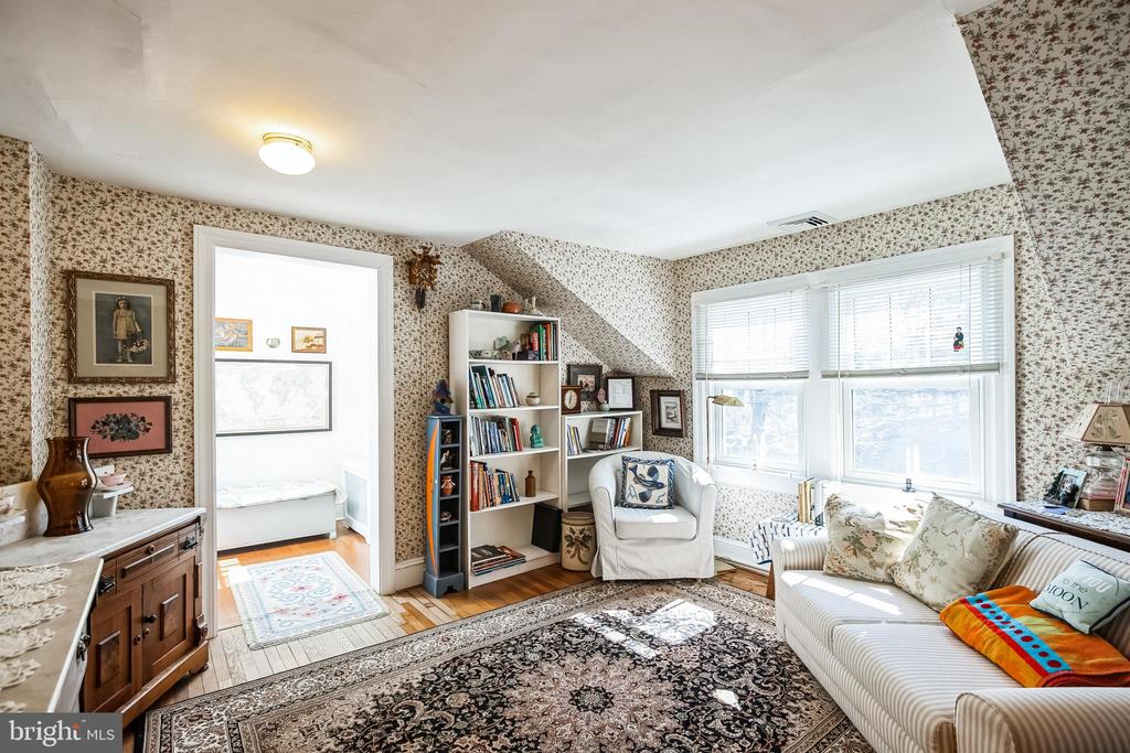 211 W WAVERLY ROAD
