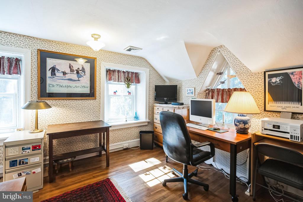 211 W WAVERLY ROAD