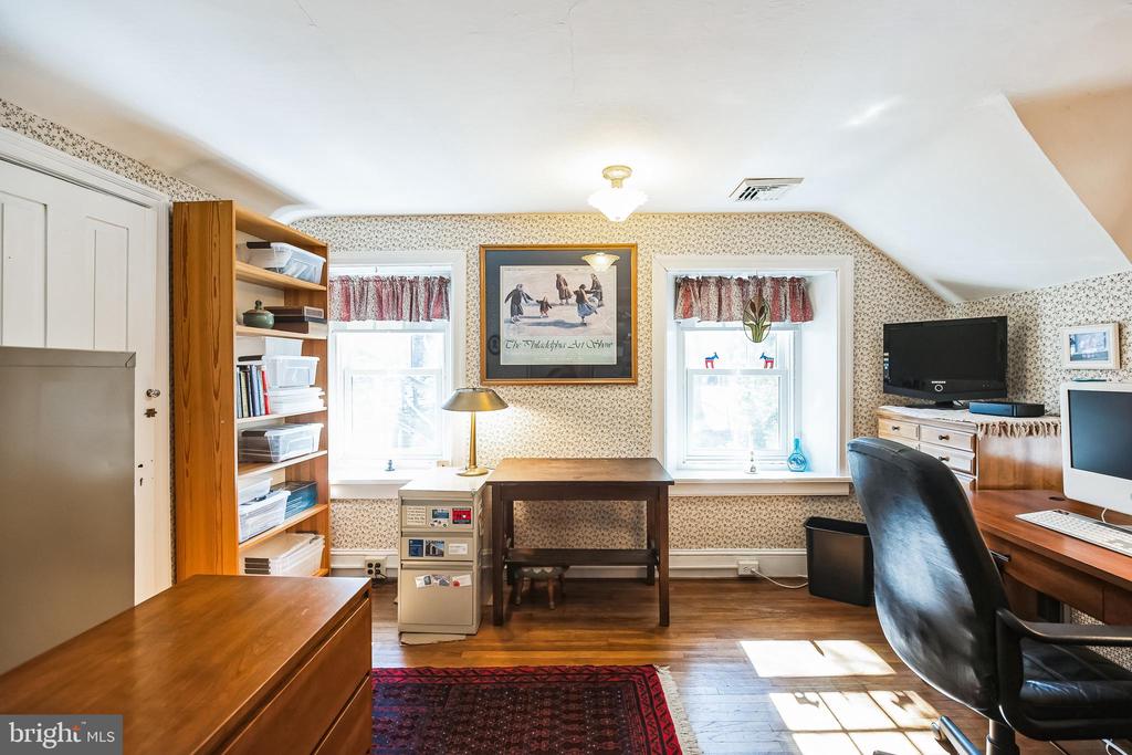 211 W WAVERLY ROAD