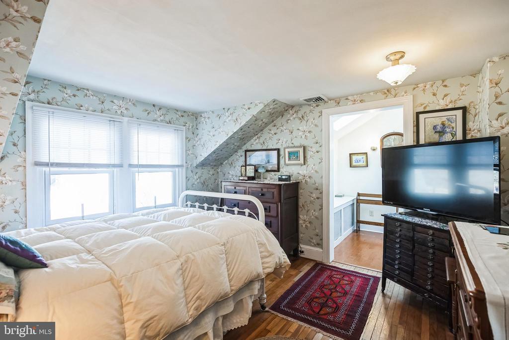 211 W WAVERLY ROAD