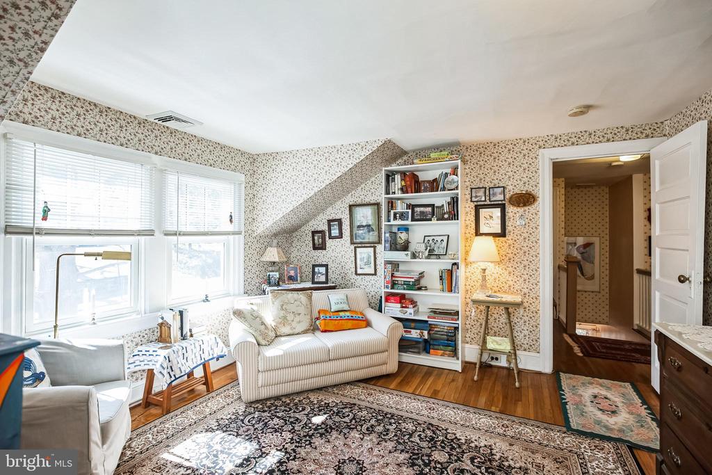 211 W WAVERLY ROAD