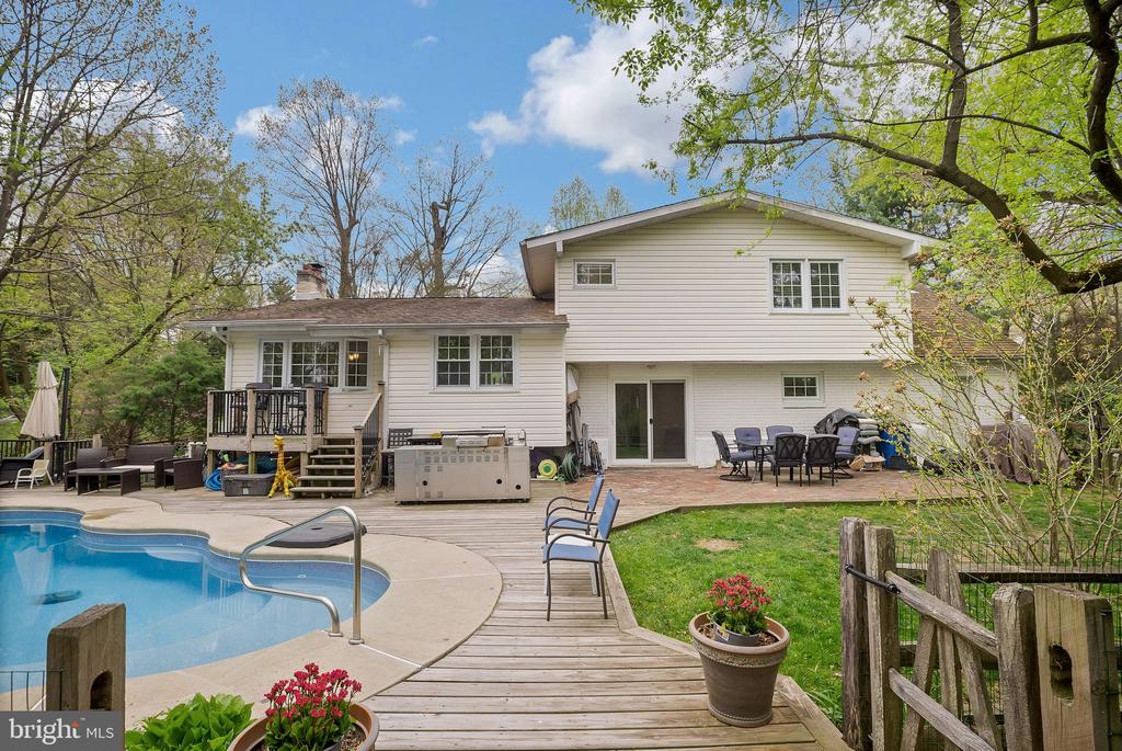 2318 FAIRWAY ROAD