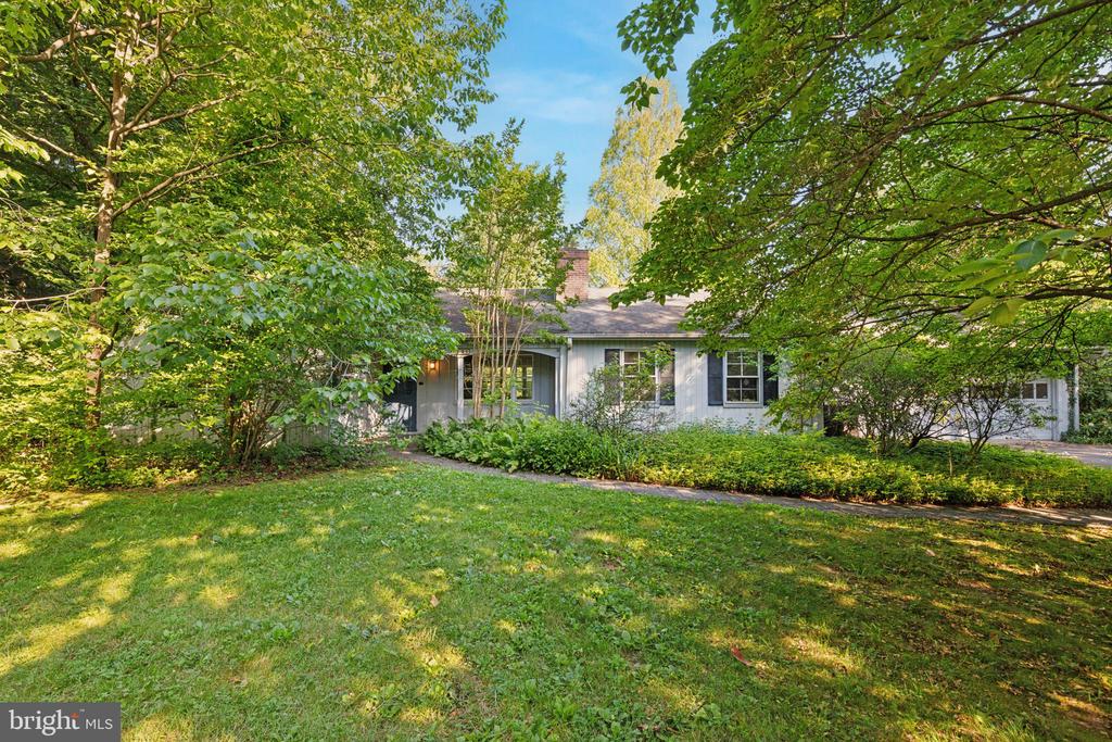 1727 E BUTLER PIKE