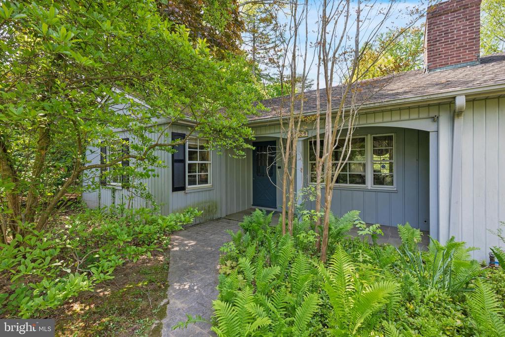 1727 E BUTLER PIKE