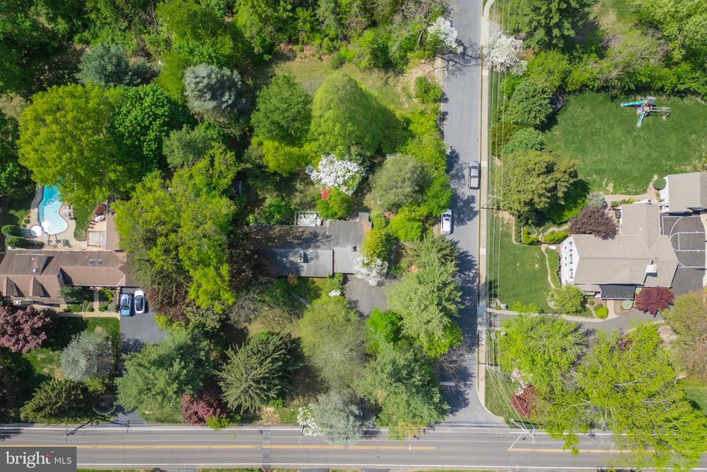 1727 E BUTLER PIKE