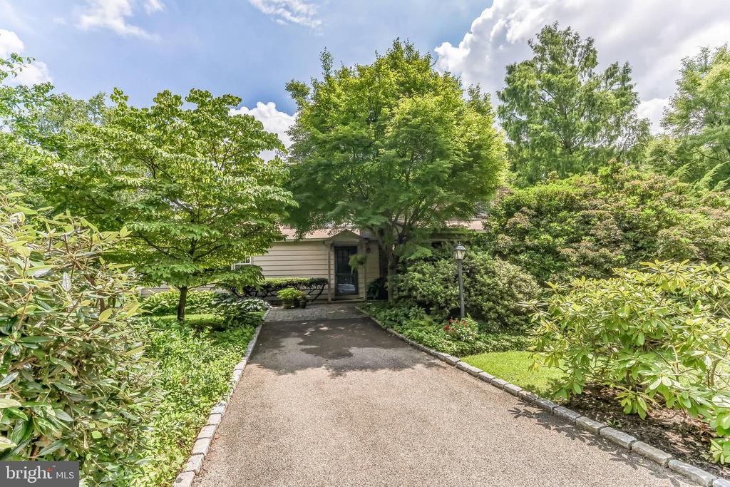 435 LAVEROCK ROAD