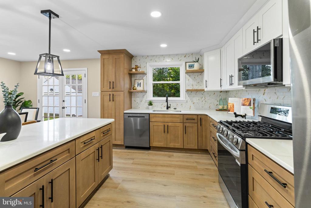 1049 HOLLYTREE ROAD