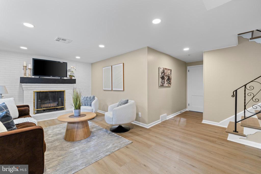 1049 HOLLYTREE ROAD