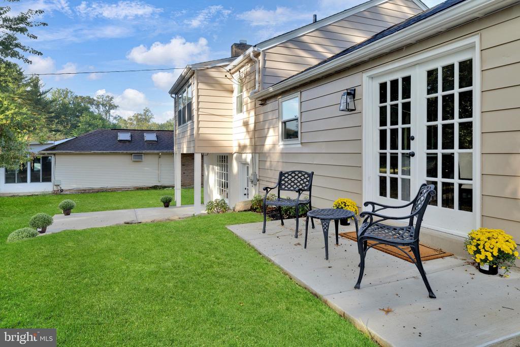 1049 HOLLYTREE ROAD
