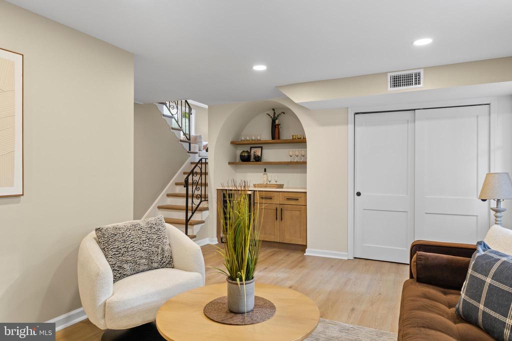 1049 HOLLYTREE ROAD