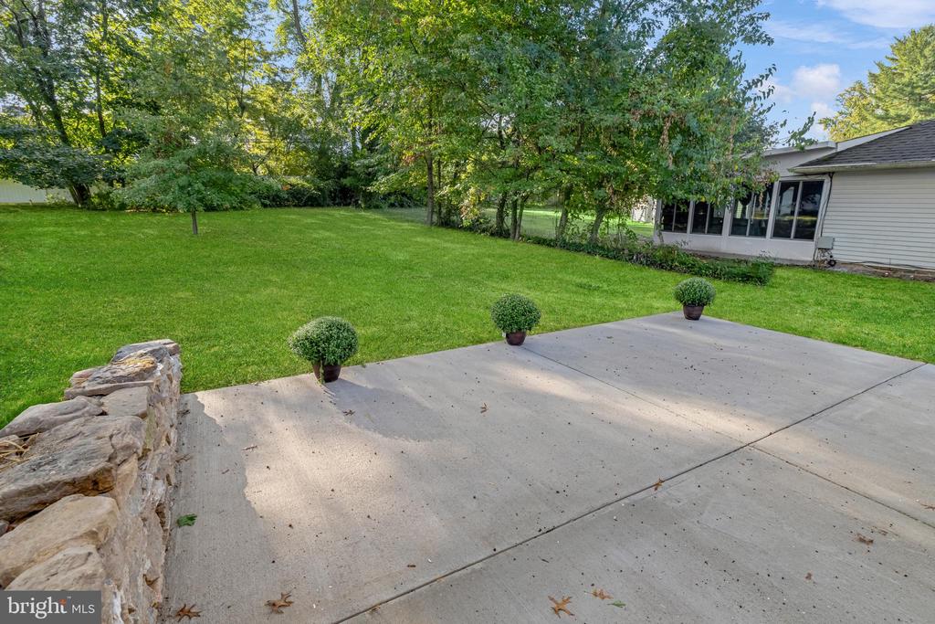 1049 HOLLYTREE ROAD