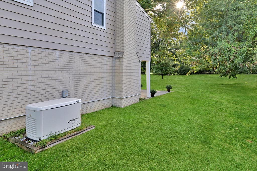 1049 HOLLYTREE ROAD