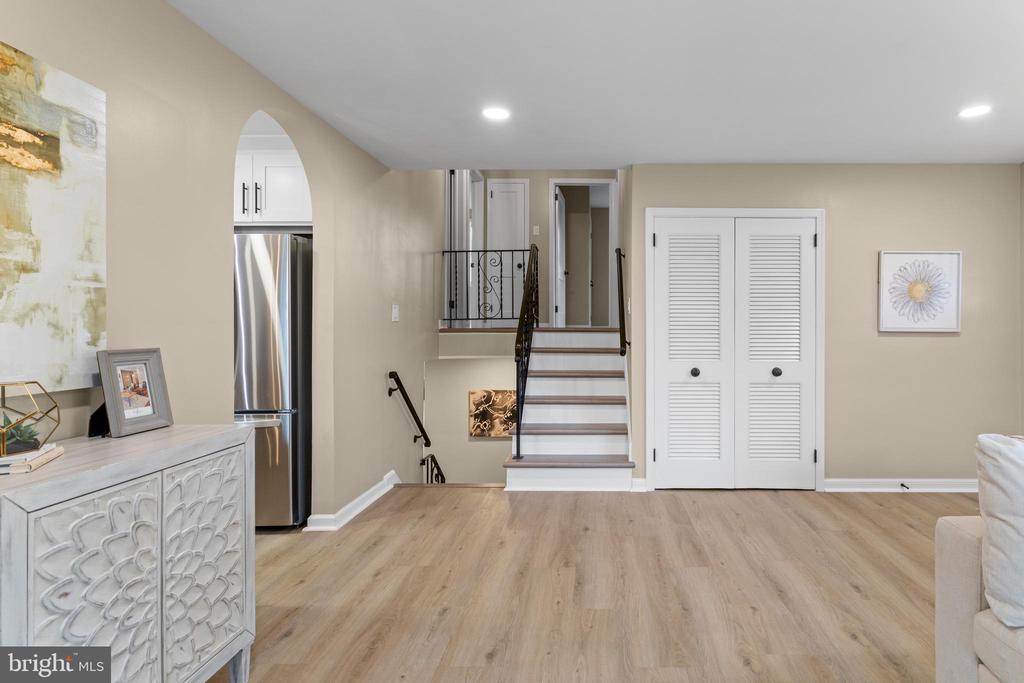 1049 HOLLYTREE ROAD