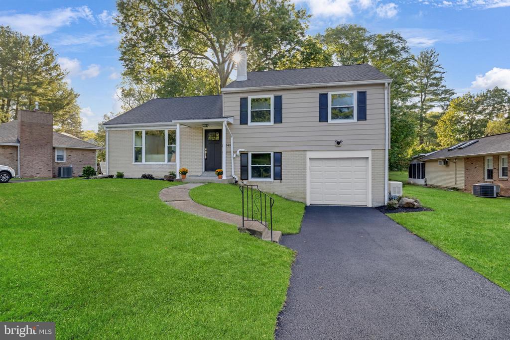 1049 HOLLYTREE ROAD