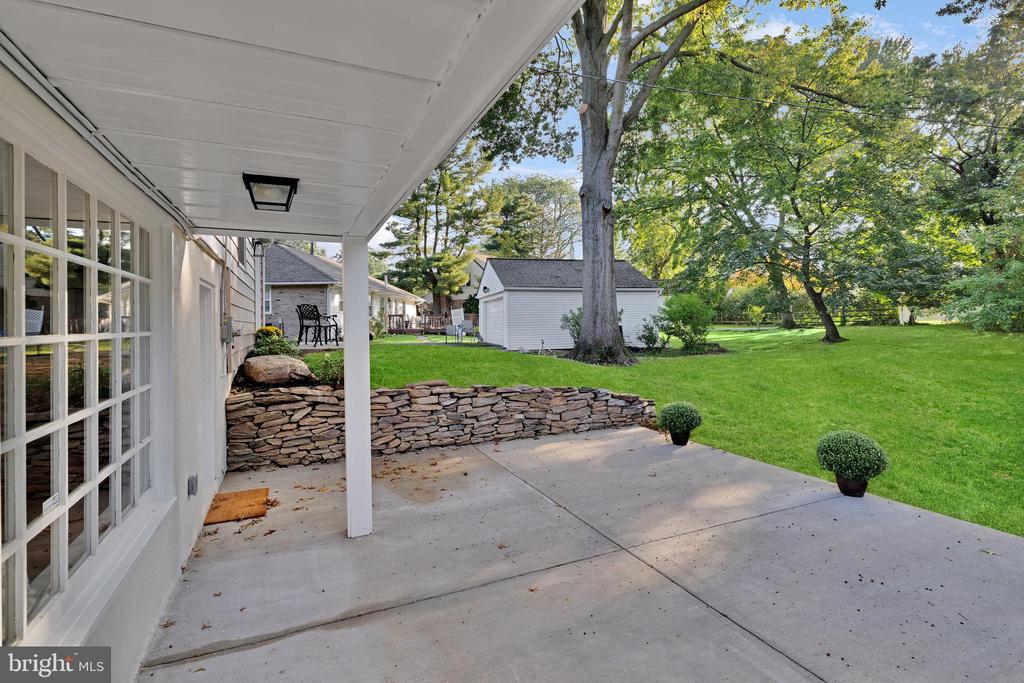 1049 HOLLYTREE ROAD