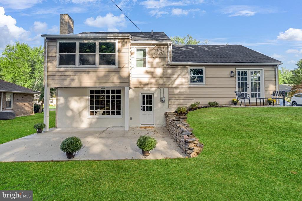 1049 HOLLYTREE ROAD