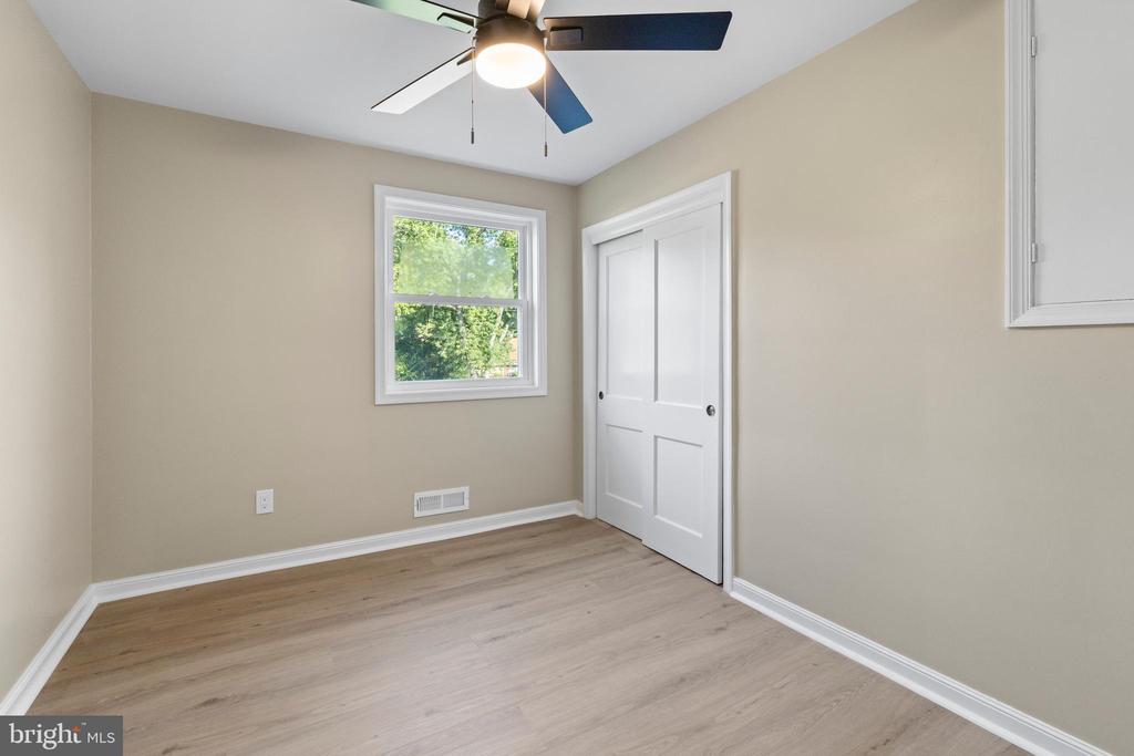 1049 HOLLYTREE ROAD