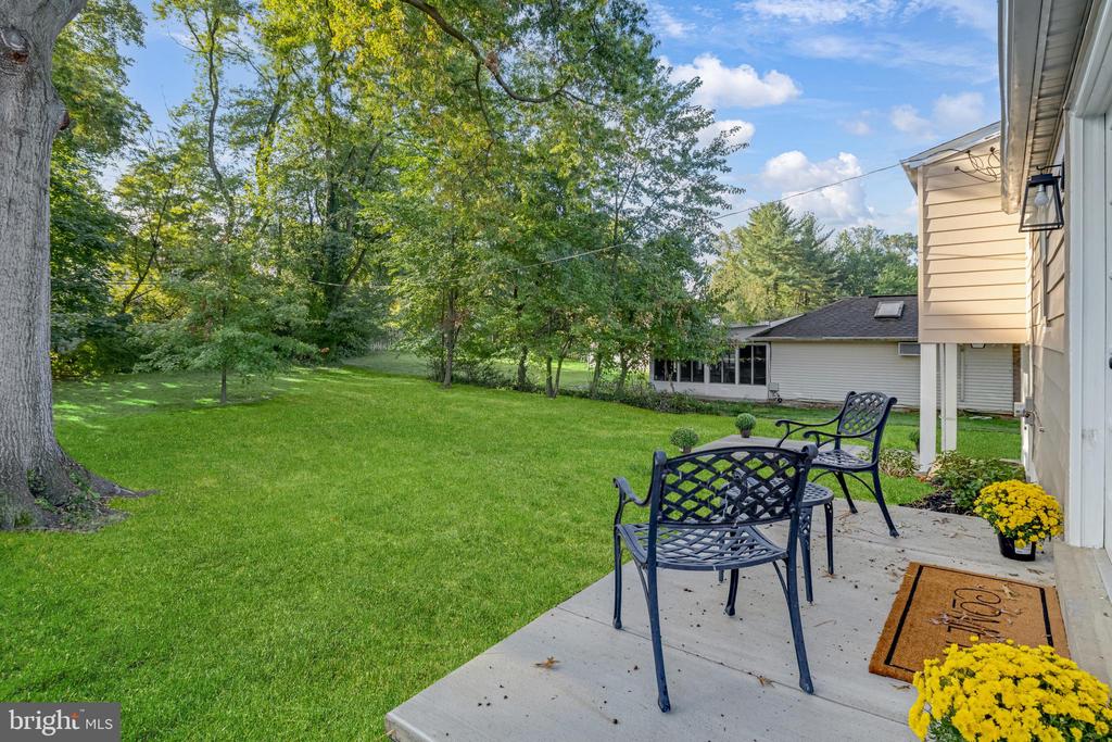 1049 HOLLYTREE ROAD