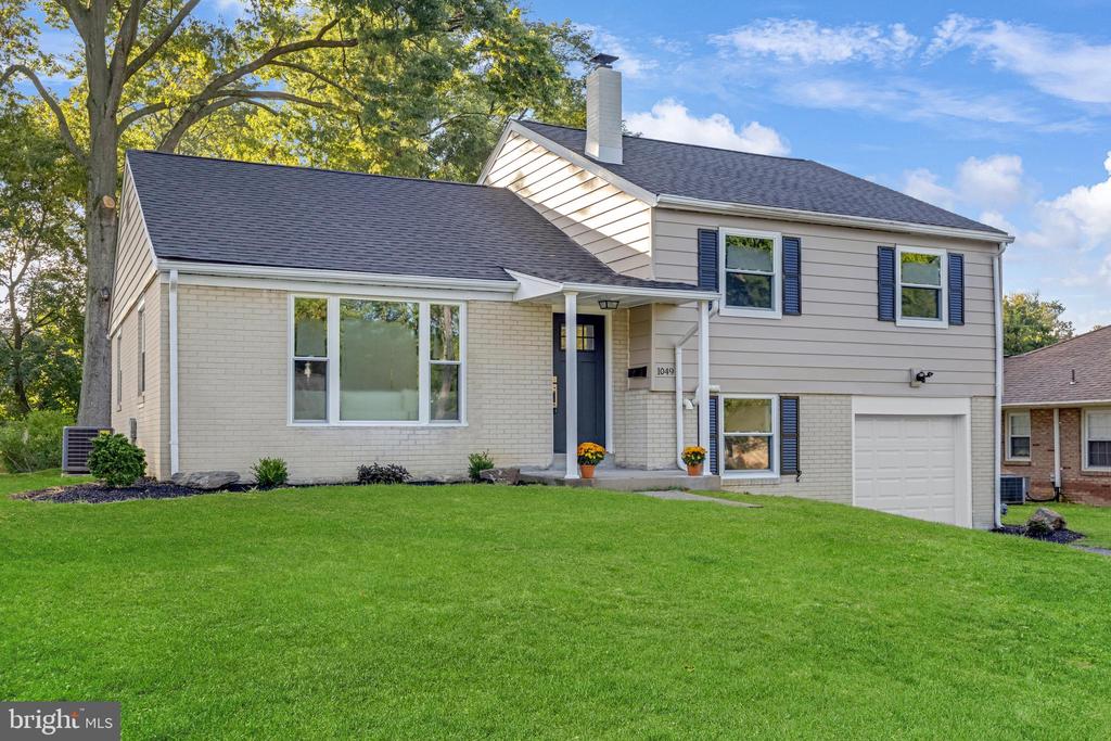 1049 HOLLYTREE ROAD