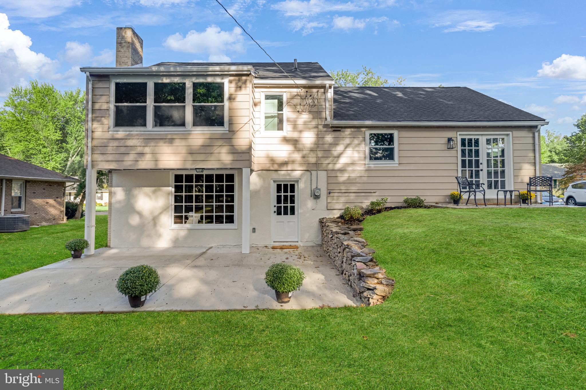 1049 HOLLYTREE ROAD