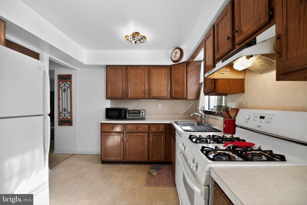 2306 CAROL LANE