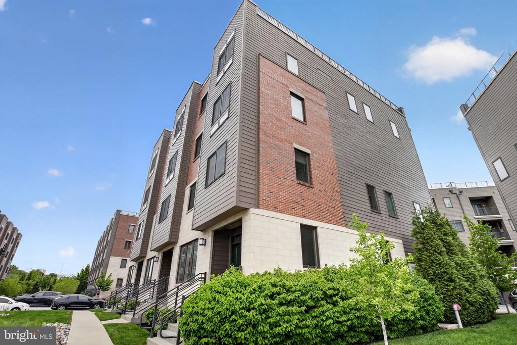 305 LAKEVIEW COURT BLDG 300