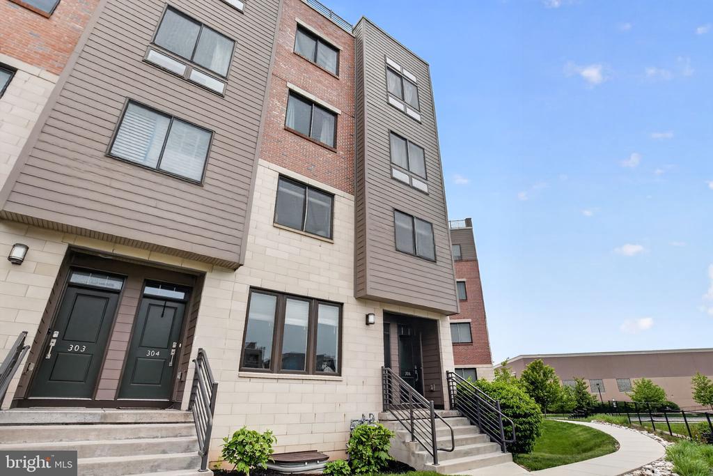 305 LAKEVIEW COURT BLDG 300