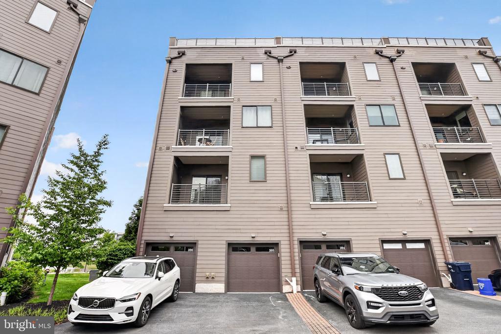 305 LAKEVIEW COURT BLDG 300