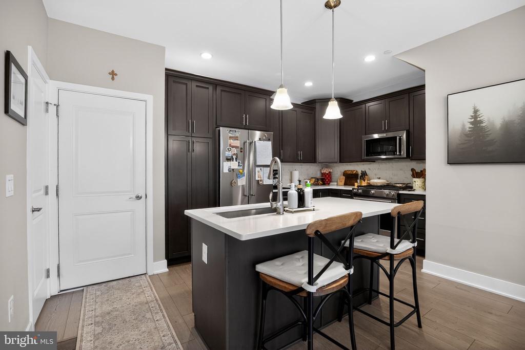305 LAKEVIEW COURT BLDG 300