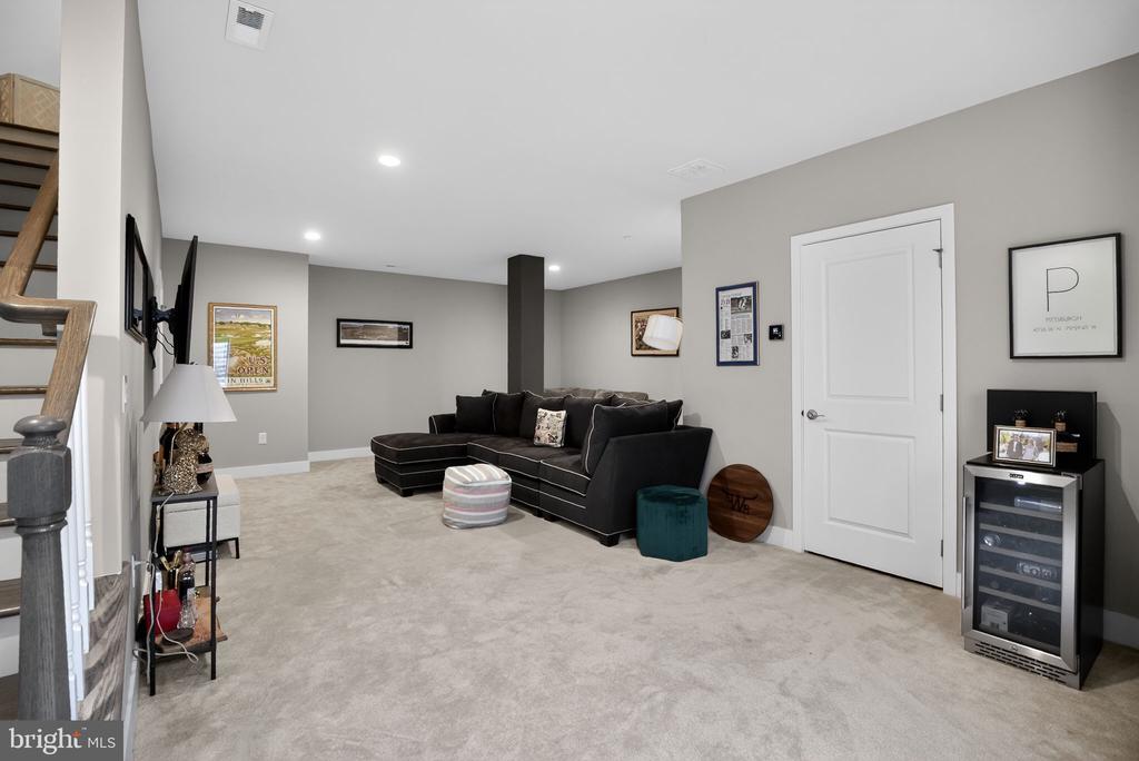 305 LAKEVIEW COURT BLDG 300