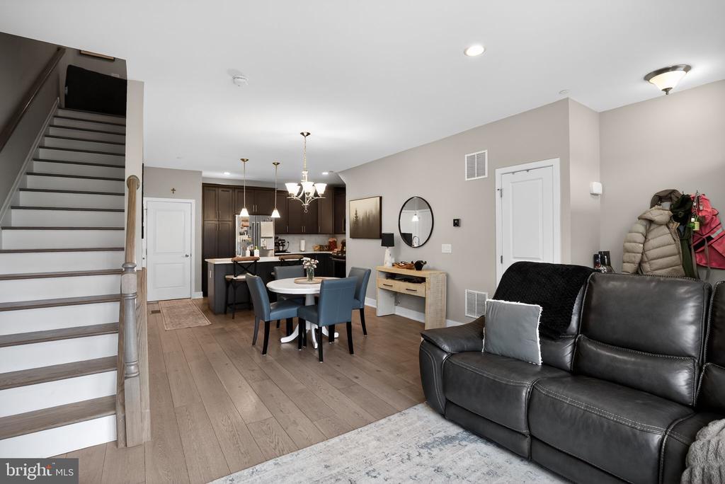 305 LAKEVIEW COURT BLDG 300